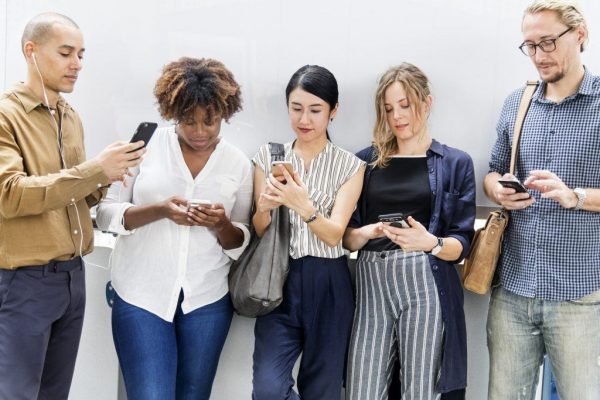 people-on-phones-min-1024×683 people-on-phones-min-1024x683